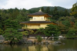 この画像は、京都の金閣寺を美しく捉えたものです。輝く金色の建物が、周囲の緑や池に映えて、とても印象的です。同じように、企業も活用すべき！threadsの可能性と効果的な運用方法は、新しいコミュニケーションツールとして、企業に大きなメリットをもたらすことができます。金閣寺が多くの人を惹きつけるように、threadsを上手に使えば、企業は幅広いユーザーにアプローチし、信頼を深めることができるのです。