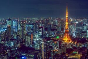 この画像は、夜の東京の街並みを俯瞰したもので、輝きを放つ東京タワーが目を引きます。周囲には無数の高層ビルが集まり、都市の賑わいを感じさせます。同じように、Instagramショッピングで売上アップ！日本市場向けEC戦略は、目を引く商品やコンテンツを通じて消費者の関心を集め、購買につなげることが重要です。東京タワーが東京の象徴として知られるように、Instagramショッピングを上手く活用すれば、日本市場においてEC事業を成功させるきっかけになるでしょう。